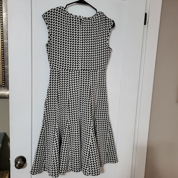 Taylor Dress Size 6 - Picture 2 of 5